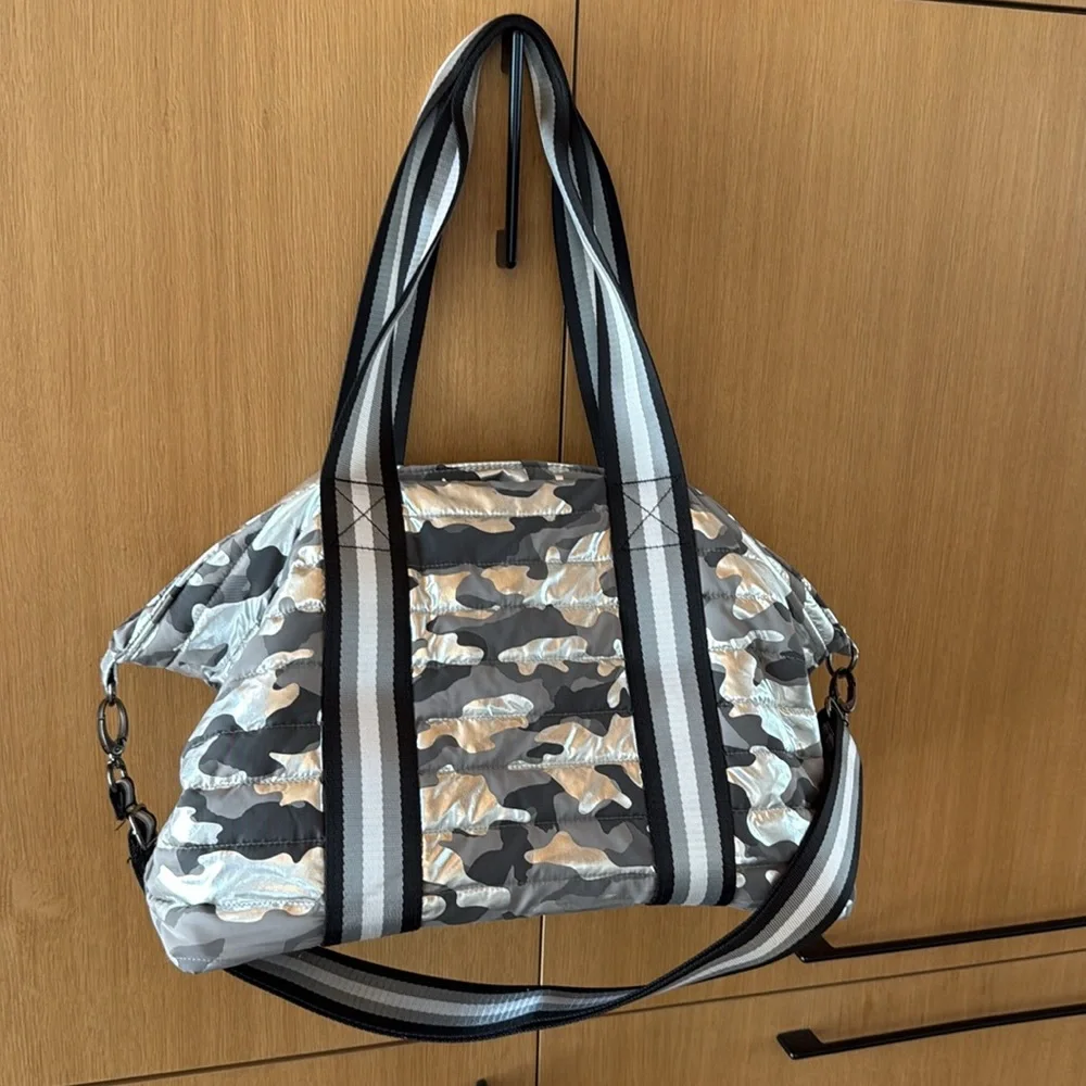 Think Royln Wingman Shiny Silver Black Camo Large Nylon Tote Adjustable Strap - Picture 4 of 13